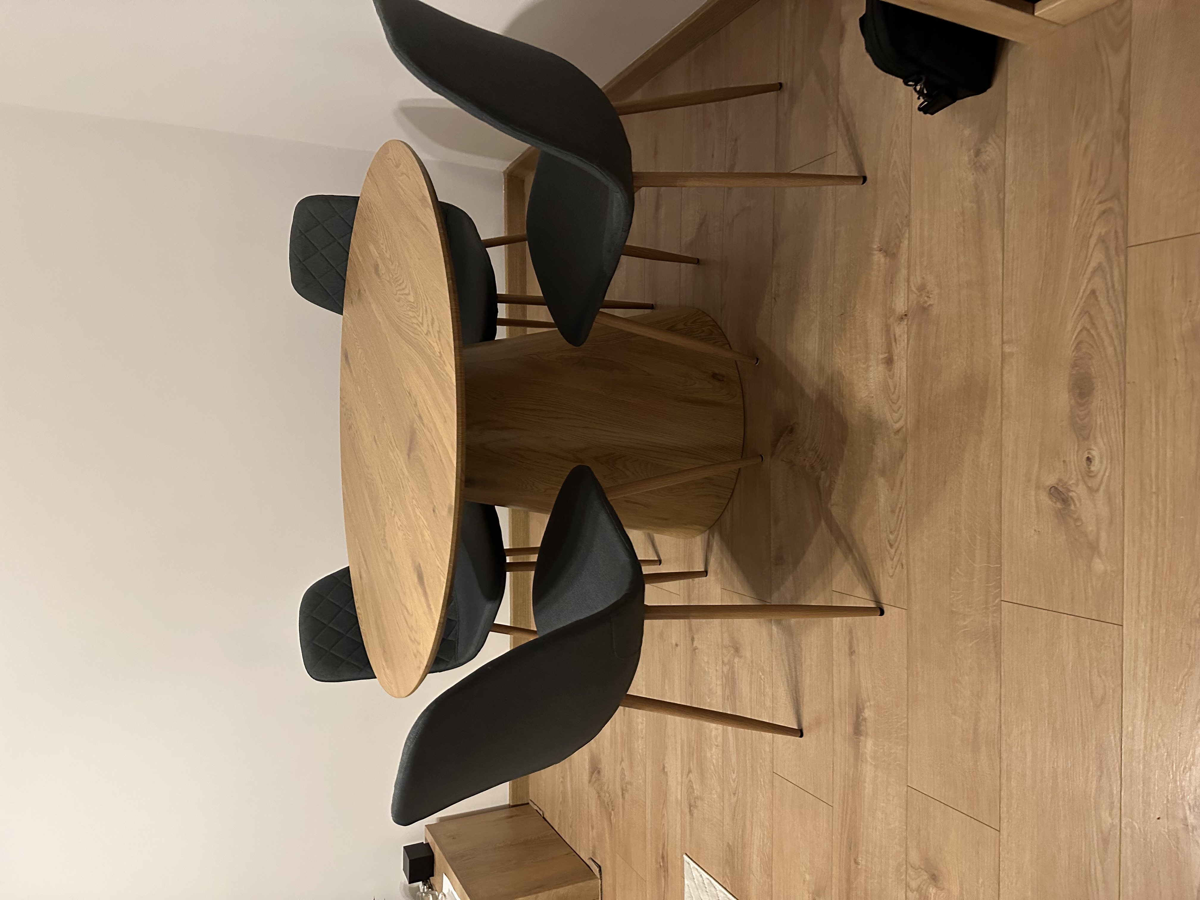 Okrúhly stôl Enzo M zdjęcie klienta Patrik