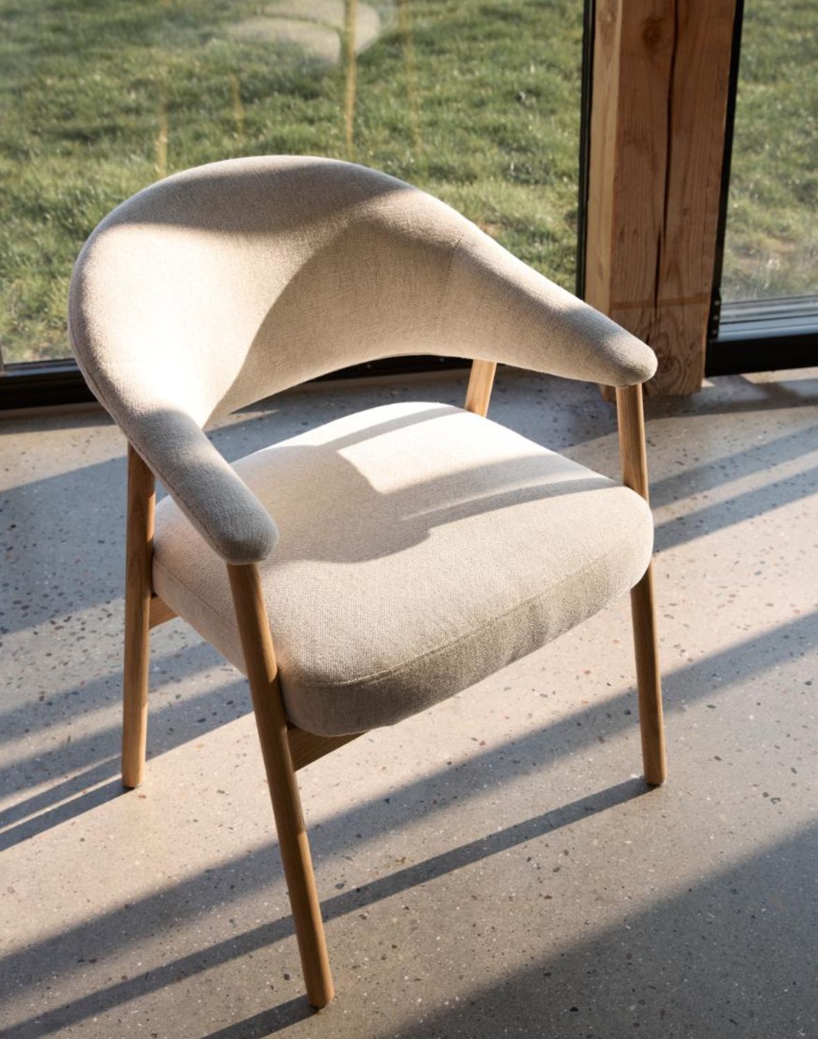 fotel tapicerowany elk, dębowe nogi w stylu skandynawskim (56160000)