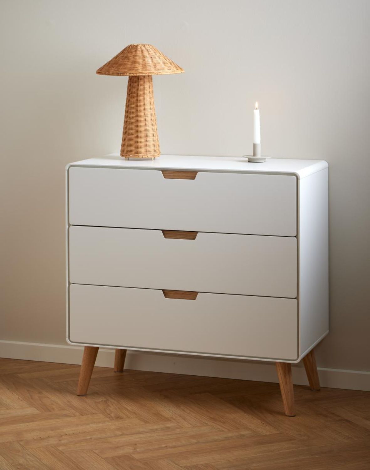 biała komoda lowell z 3 szufladami i dębowymi nogami (05740)