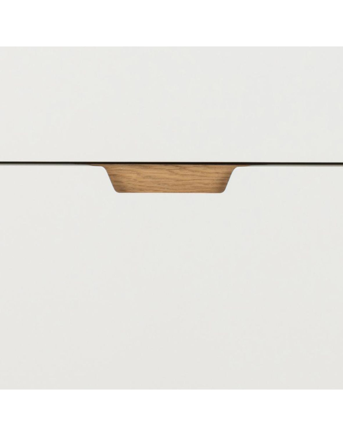 biała komoda lowell z 6 szufladami i dębowymi nogami (23770)