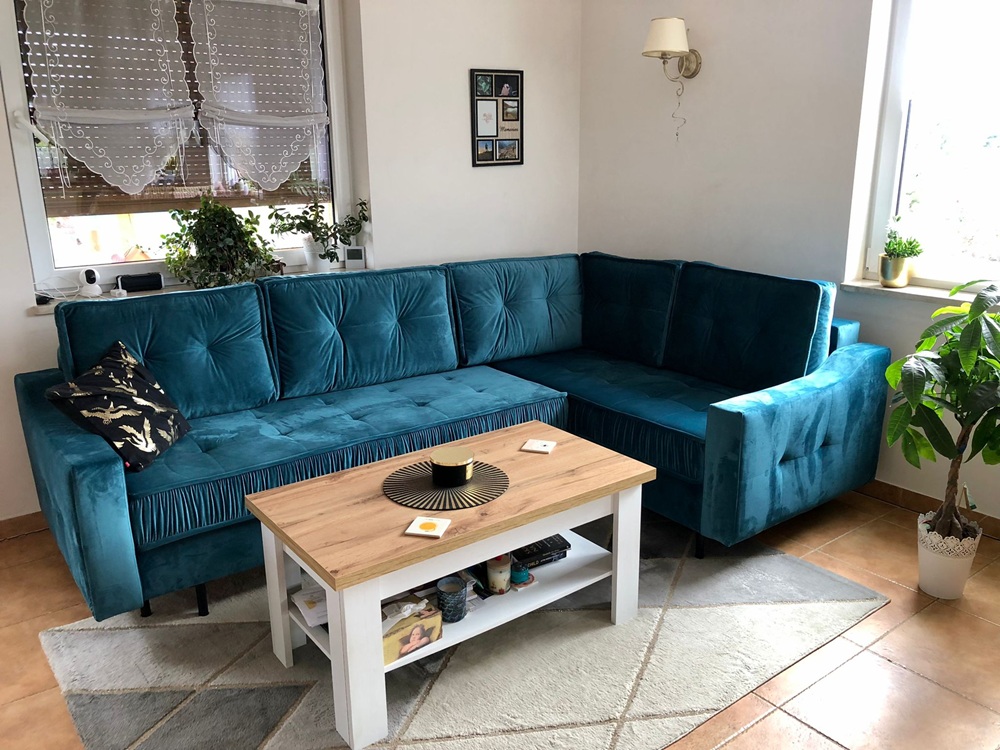 narożnik w salonie akita kinas zielony