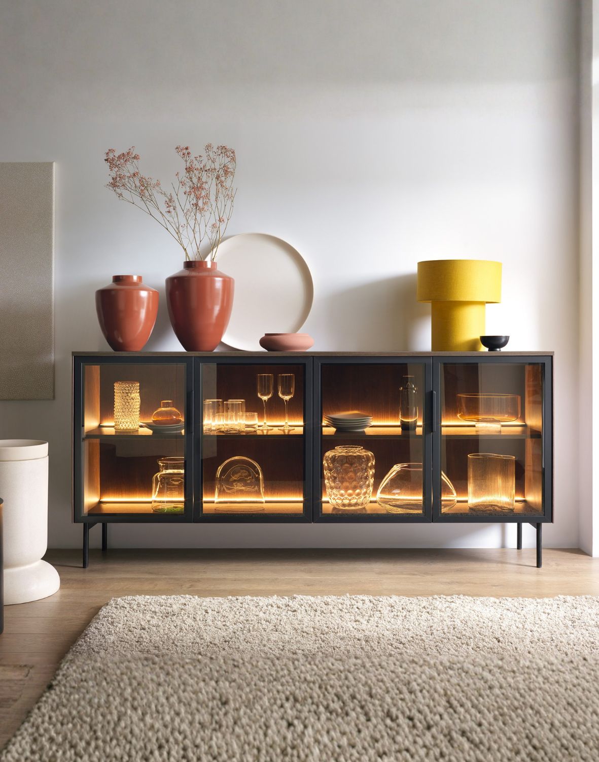 szeroka komoda z witryną do salonu lumi b